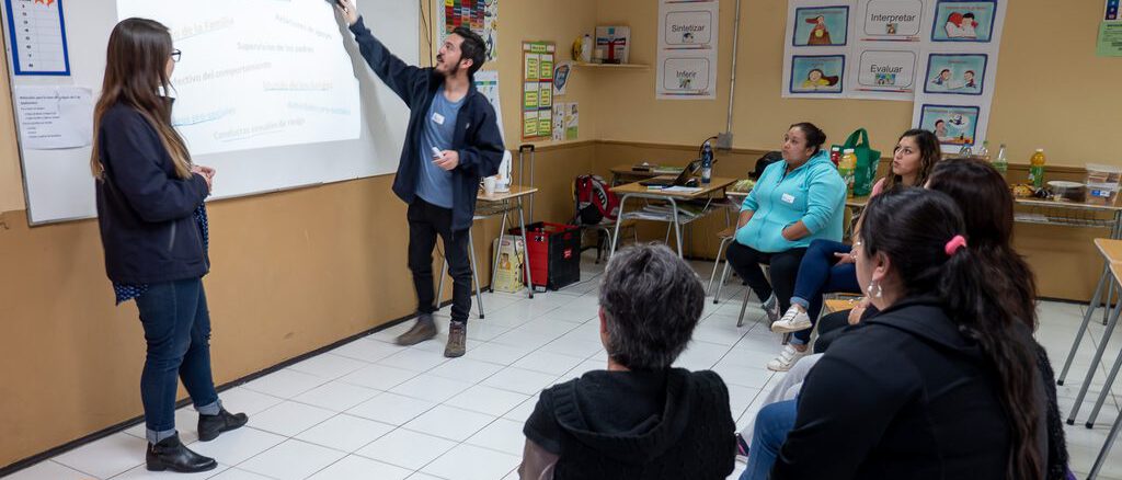 Sesión de apoyo familiar y crianza positiva en el marco del programa Familia Plus