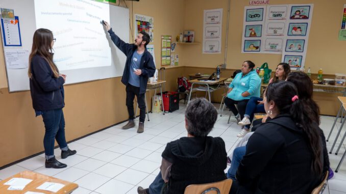 Sesión de apoyo familiar y crianza positiva en el marco del programa Familia Plus