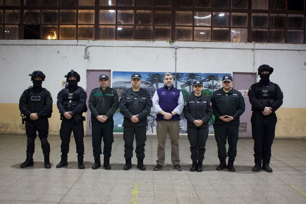 Personal de Gendarmería durante un operativo de registro y allanamiento en el recinto penal de Angol.