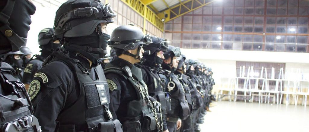 Personal de Gendarmería durante un operativo de registro y allanamiento en el recinto penal de Angol.