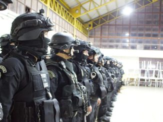 Personal de Gendarmería durante un operativo de registro y allanamiento en el recinto penal de Angol.