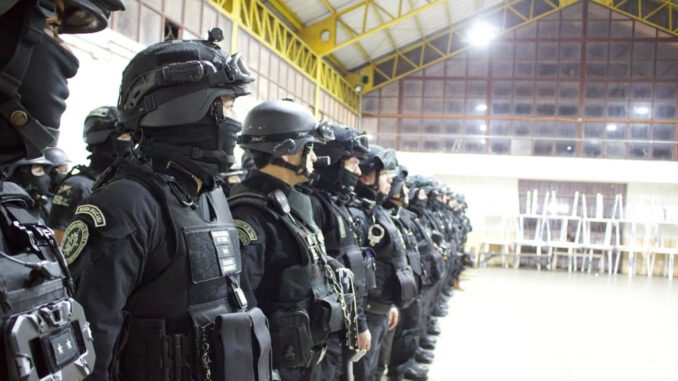 Personal de Gendarmería durante un operativo de registro y allanamiento en el recinto penal de Angol.