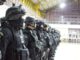 Personal de Gendarmería durante un operativo de registro y allanamiento en el recinto penal de Angol.