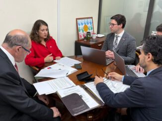 Delegado presidencial Francisco Ljubetic junto a seremis durante la primera sesion del Comite Economico Regional en La Araucania