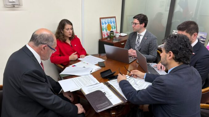 Delegado presidencial Francisco Ljubetic junto a seremis durante la primera sesion del Comite Economico Regional en La Araucania