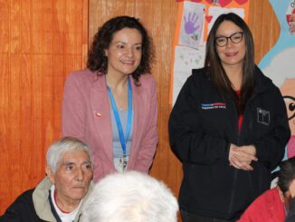 Autoridades visitan a adultos mayores sobrevivientes del incendio en establecimientos de larga estadía tras su reubicación.