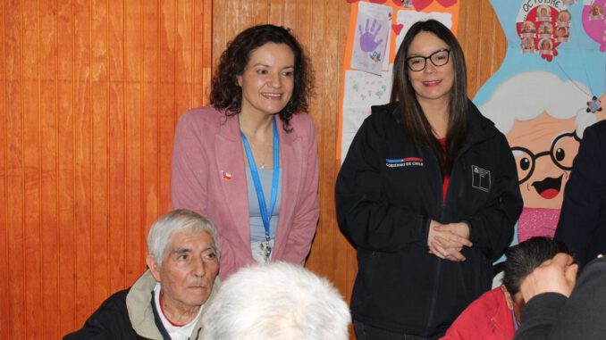 Autoridades visitan a adultos mayores sobrevivientes del incendio en establecimientos de larga estadía tras su reubicación.