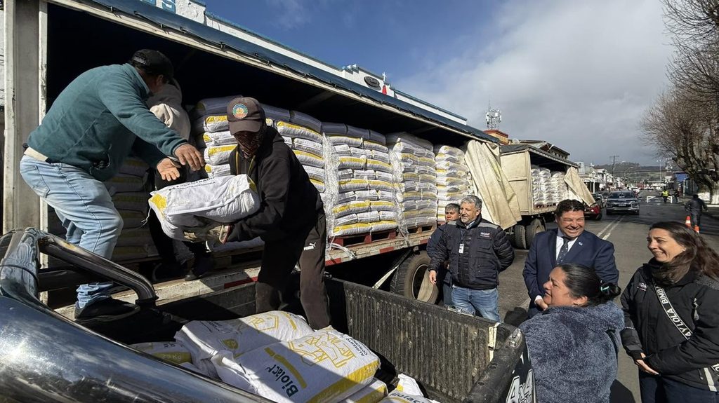 Entrega de ayuda a agricultores y familias damnificadas por el sistema frontal en La Araucanía