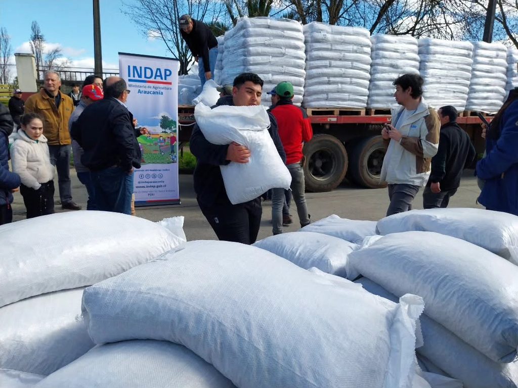 Entrega de ayuda a agricultores y familias damnificadas por el sistema frontal en La Araucanía