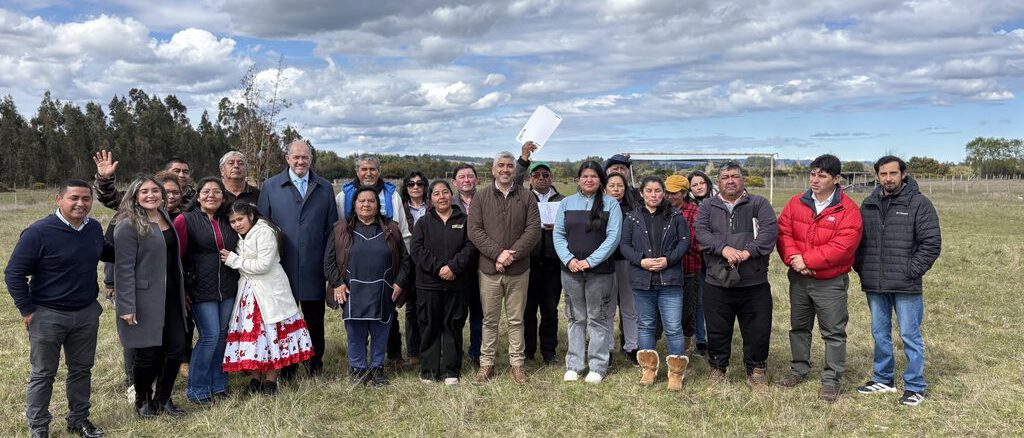 Delegado Presidencial Regional junto a vecinos de Curaco Pitraco anunciando recursos para reparar el sistema de agua