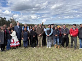 Delegado Presidencial Regional junto a vecinos de Curaco Pitraco anunciando recursos para reparar el sistema de agua