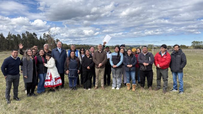 Delegado Presidencial Regional junto a vecinos de Curaco Pitraco anunciando recursos para reparar el sistema de agua