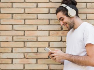Dispositivos tecnológicos modernos incluyendo audio y pantallas para el hogar y uso diario
