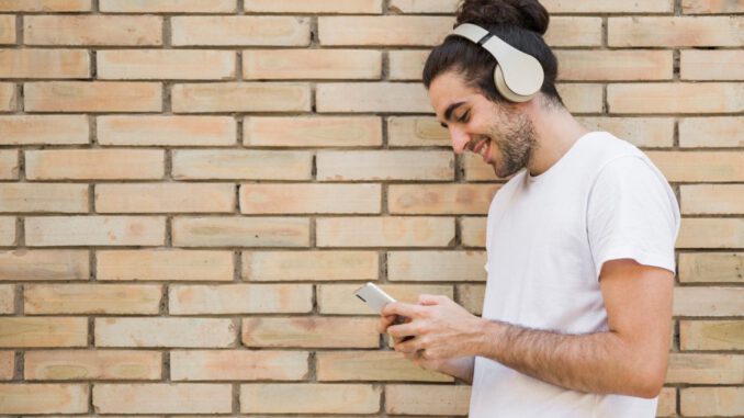 Dispositivos tecnológicos modernos incluyendo audio y pantallas para el hogar y uso diario
