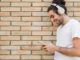 Dispositivos tecnológicos modernos incluyendo audio y pantallas para el hogar y uso diario
