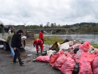 Guías de pesca y boteros limpiando la ribera del río Toltén y Lago Villarrica