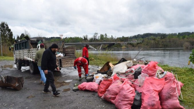 Guías de pesca y boteros limpiando la ribera del río Toltén y Lago Villarrica