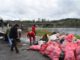 Guías de pesca y boteros limpiando la ribera del río Toltén y Lago Villarrica