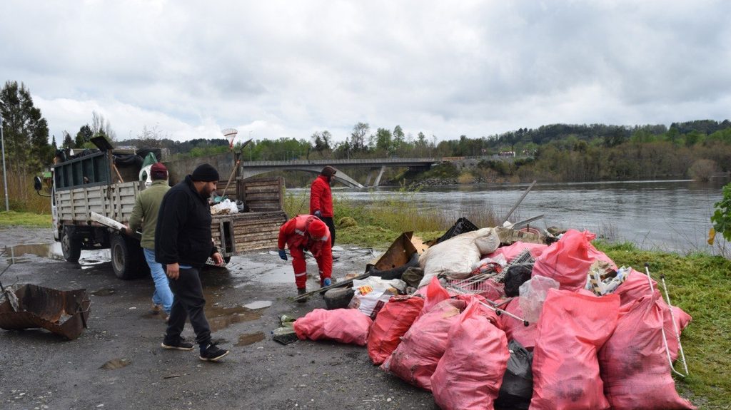 Guías de Pesca y boteros realizan histórica limpieza en ribera del río Toltén y Lago Villarrica
