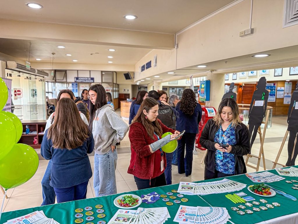Paciente trasplantado y personal medico promoviendo la donacion de organos en hospital