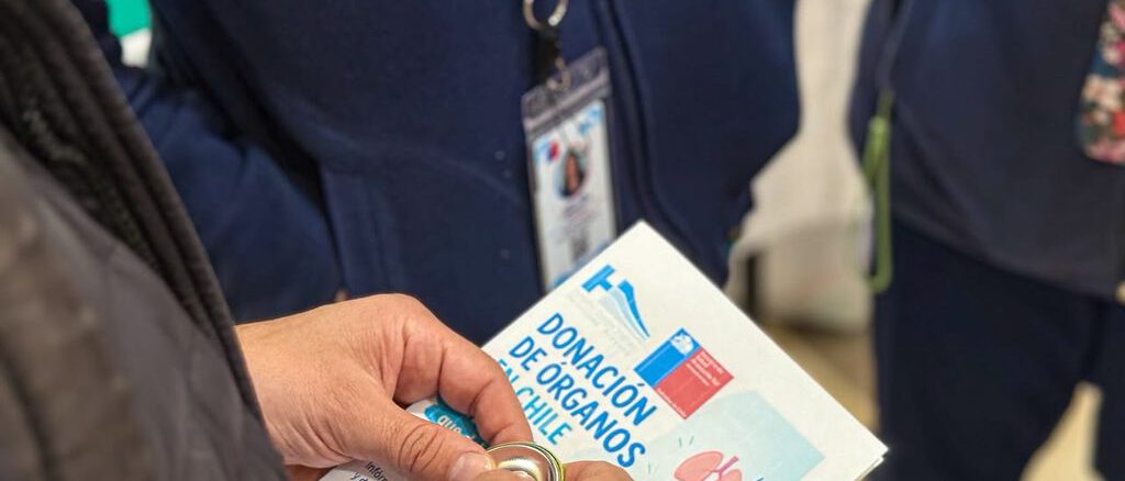 Paciente trasplantado y personal medico promoviendo la donacion de organos en hospital