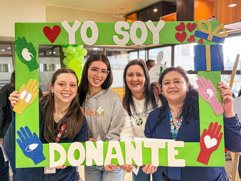 Paciente trasplantado y personal medico promoviendo la donacion de organos en hospital