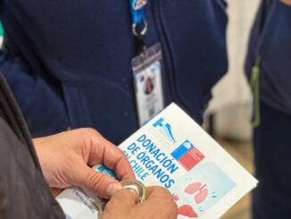 Paciente trasplantado y personal medico promoviendo la donacion de organos en hospital