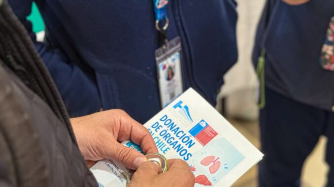 Paciente trasplantado y personal medico promoviendo la donacion de organos en hospital