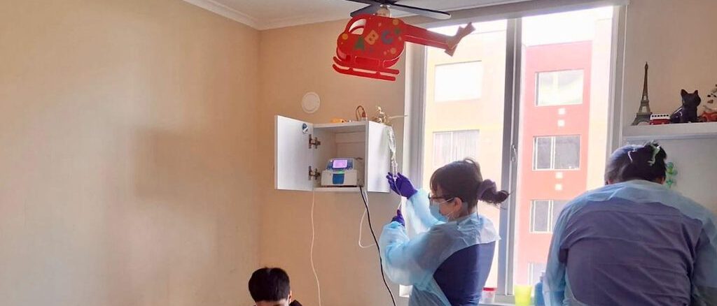 Personal de salud atendiendo a un paciente en su domicilio como parte del programa de hospitalización domiciliaria del Hospital HHHA