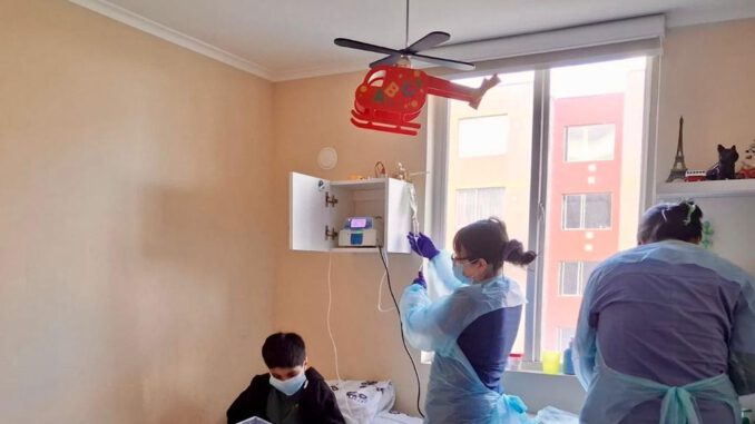 Personal de salud atendiendo a un paciente en su domicilio como parte del programa de hospitalización domiciliaria del Hospital HHHA