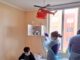 Personal de salud atendiendo a un paciente en su domicilio como parte del programa de hospitalización domiciliaria del Hospital HHHA