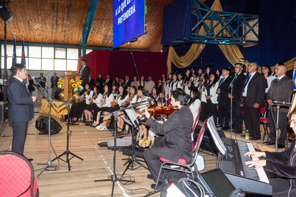Pastores y fieles evangélicos participando en el culto de Acción de Gracias en Hualpín