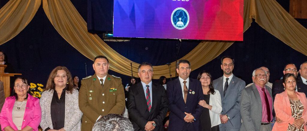Pastores y fieles evangélicos participando en el culto de Acción de Gracias en Hualpín