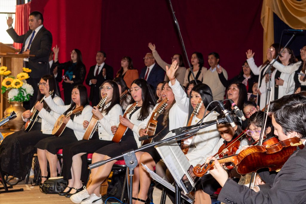 Pastores y fieles evangélicos participando en el culto de Acción de Gracias en Hualpín