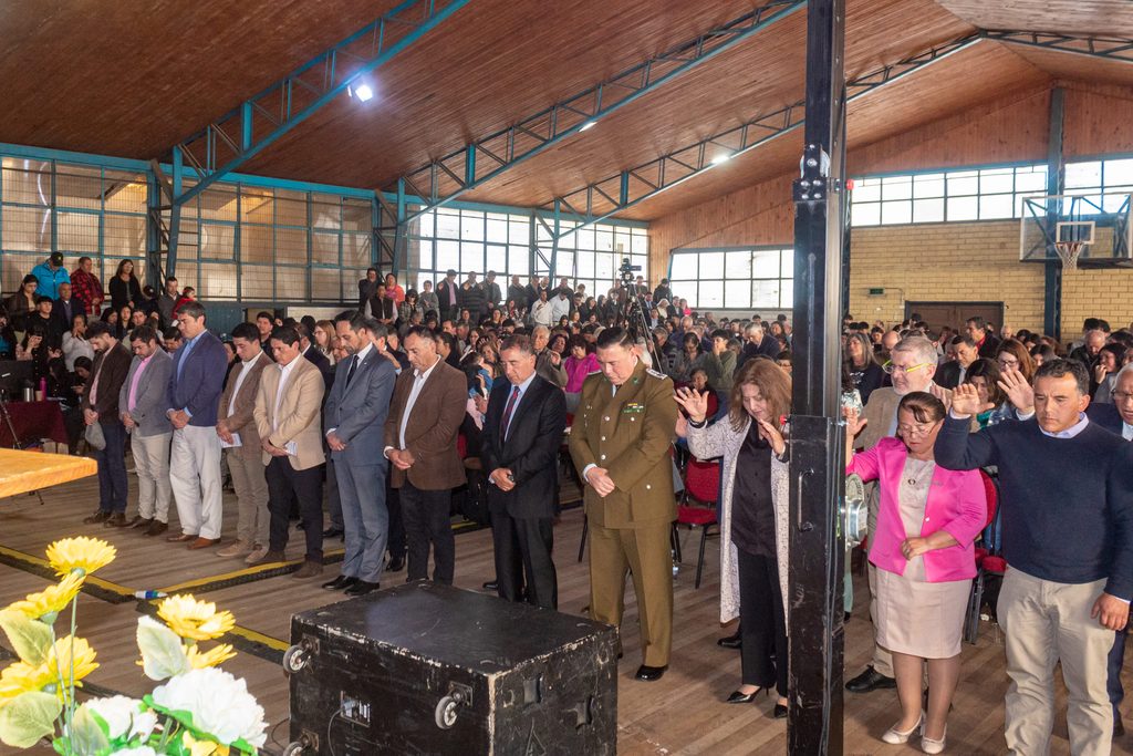 Pastores y fieles evangélicos participando en el culto de Acción de Gracias en Hualpín