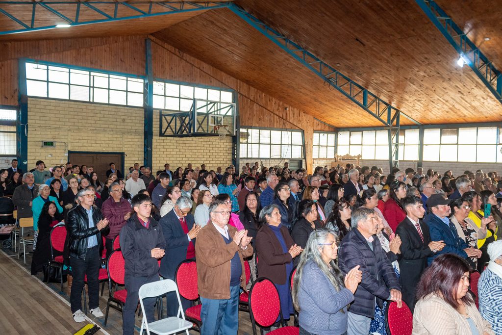 Pastores y fieles evangélicos participando en el culto de Acción de Gracias en Hualpín