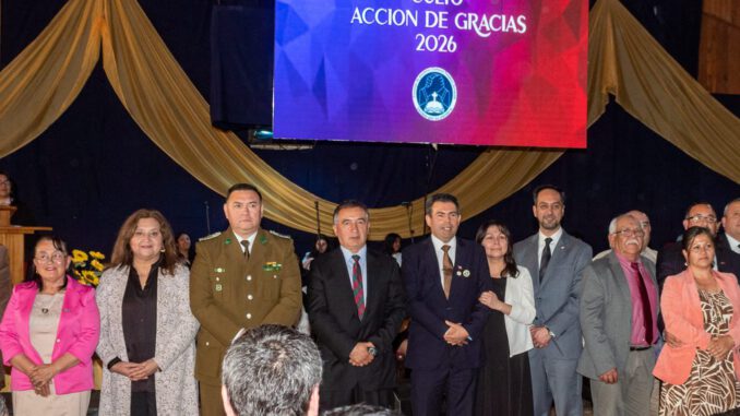 Pastores y fieles evangélicos participando en el culto de Acción de Gracias en Hualpín