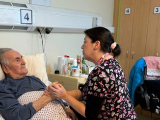 Profesionales de la salud participando en una capacitación sobre geriatría para fortalecer la atención primaria de mayores.