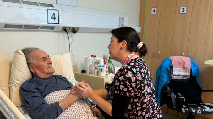 Profesionales de la salud participando en una capacitación sobre geriatría para fortalecer la atención primaria de mayores.