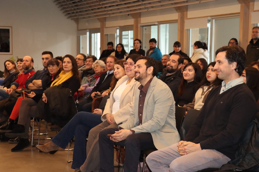 Visitantes ingresando al domo inmersivo instalado en el Embarcadero Municipal de Villarrica para aprender sobre el cuidado del lago.