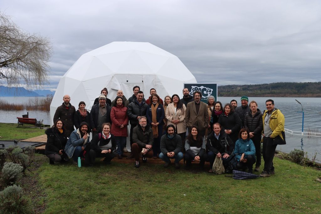 Visitantes ingresando al domo inmersivo instalado en el Embarcadero Municipal de Villarrica para aprender sobre el cuidado del lago.