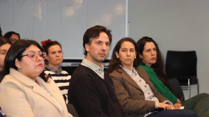 Visitantes ingresando al domo inmersivo instalado en el Embarcadero Municipal de Villarrica para aprender sobre el cuidado del lago.