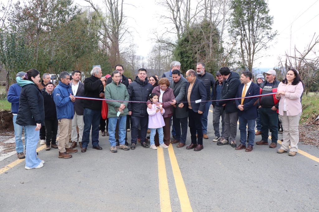 Autoridades y vecinos celebran la inauguración del nuevo camino asfaltado Cudico-Pino Huacho en Villarrica.