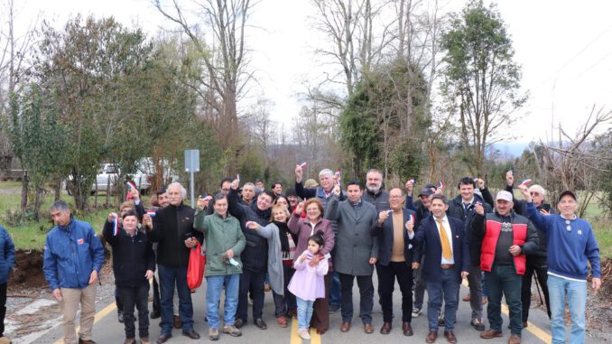 Autoridades y vecinos celebran la inauguración del nuevo camino asfaltado Cudico-Pino Huacho en Villarrica.