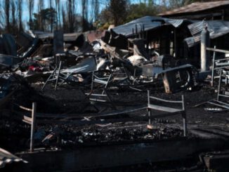 Edificio del INDH junto a una representación de la tragedia en la residencia de adultos mayores en Villa Comuy