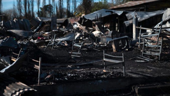 Edificio del INDH junto a una representación de la tragedia en la residencia de adultos mayores en Villa Comuy