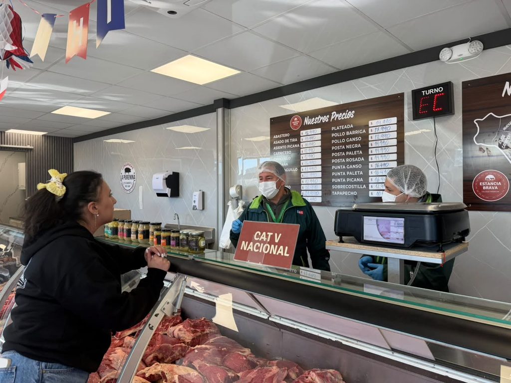 Autoridades fiscalizando cortes de carne en un establecimiento de La Araucanía previo a Fiestas Patrias.