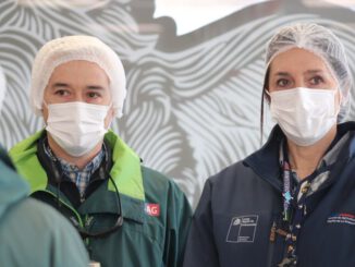 Autoridades fiscalizando cortes de carne en un establecimiento de La Araucanía previo a Fiestas Patrias.