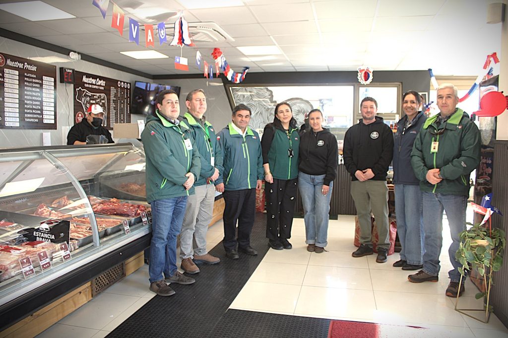 Autoridades fiscalizando cortes de carne en un establecimiento de La Araucanía previo a Fiestas Patrias.