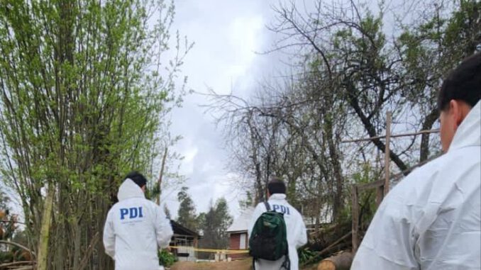 Personal de la PDI trabajando en el lugar del hallazgo de un adulto mayor en Pitrufquén.